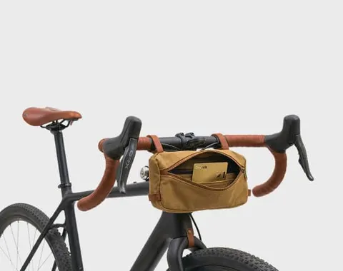 自転車のハンドルバッグの中に入れたゴールドのOndrelaカード